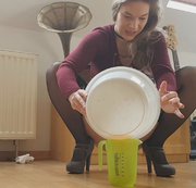 Franzi-fuchs – MESSBECHER PISSEN – Wie viel des schönen Saftes kriegen wir zusammen?