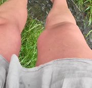 Fraukaefer – Draussen einfach leegepisst – Der Vorteil einer Frau im Rock ohne Höschen ;)