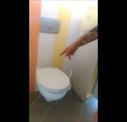 FrecheKawafahrerin – Pissen auf dem Campingplatzklo