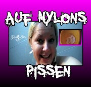 GeileBitch88 – Auf Nylons pissen und angezogen