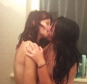 Geiles-Parr - 2Frauen küßen sich