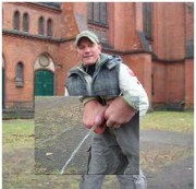 Giftpilz75 - Vor  Kirche ...