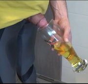 Greggibond - Wette in Leggins pissen und Bierglas füllen