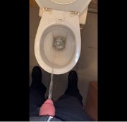 Greggibond - Freihändiger Piss ins Wc mit überflutung