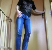 Heiss-und-Feucht - Jeans eingepisst im Flur