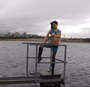 Heisse-Claudia - Korper im Stark Wind