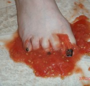 HeraPedica - crushing tomatos