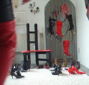 Herrin-Jacqueline - Die Herrin stellt EUCH ihre High Heels vor....