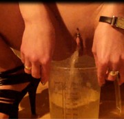 Hot-Chica89 - *Wunschvideo Messbecher Pissen*