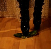 Hot-Pleasure - Ich crushe mit meinen Lack Heels eine Gurke