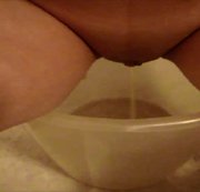 Hot-Sweet-Girl - NS - Eimer pinkeln