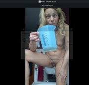 HungrigesBiest - in der Badewanne einen Meßbecher gepinkelt Natursekt