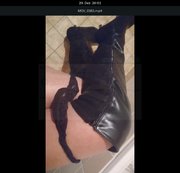 HungrigesBiest - Pisse auf der Toilette mit meinen Overkneestiefel