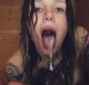 Ink_Moon - Schäumender Footjob, schlampiger Blowjob von tätowierter Schlampe in der Sauna