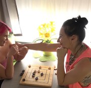 Juliane_Jansen – Mühle Dame -Spiel .Wer verliert und muss  seine Aufgabe erfüllen?