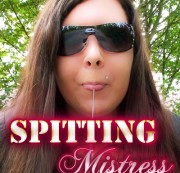 Junge-Herrin - Spitting Mistress - Göttliche Spucke deiner Herrin