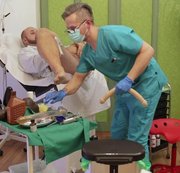 JungerFFreund - Perverser Doktor fistet den Arsch und schiebt einen Doppeldildo nach