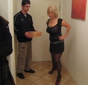 KissiKissi - Pizzaboten verführt!!!!  Darf ich das?????