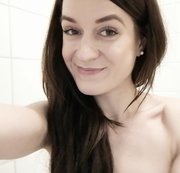 Kitty_Lou - Sekt in halterlosen - auf die Füße