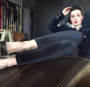Lady Victoria – Entsafte Dich schnellst möglich und lecke dabei meine dreckigen Sohlen!
