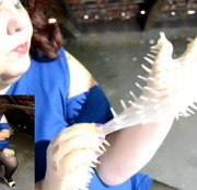 Lady-Ambrosya – Latex Spike Handschuhe anziehen