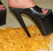 Lady-Wonita – Crushing mit Megaplateau Heels