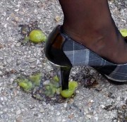 LadyHotnylon - Crushing mit Weintrauben