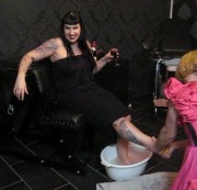LadyVampira - Sissys Fußpflege der Herrin Teil 1