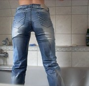 Laura21xxx - Pipi in die Jeans