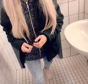 Lena-Young – Auf dem Kaufhausklo ERWISCHT