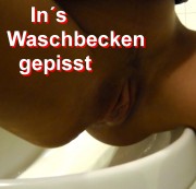 LilliePrivat - In´s Waschbecken gepisst