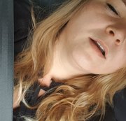 Lilly-Shy – Notgeile Teeny Schlampe besorgt sich es sich wärend  der Fahrt!!!