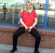 LindsayLove - Public Muschi Show vorm Supermarkt