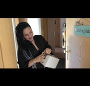 Linn_Schulze – Falsche Lieferung-Postbote muss helfen!