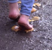 Lisanemzov – Crush video – Pampelmusen Grapefruit wird barfuß zertrampelt