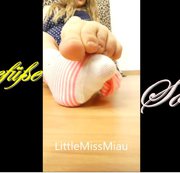 LittleMissMiau – Kleine Käsefüsse in getragenen Socken
