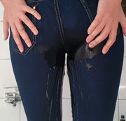 Luna-Light – Piss Bad mit Klamotten