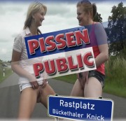 MIA-BITCH - PUBLIC PISSING an der Rastplatzeinfahrt