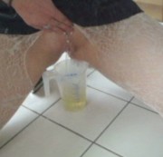 Madame-von-Wetness – In Messbecher gepisst!
