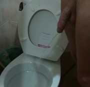 MarcelloBravo - Schlaffer, langer Schwanz ins Klo gepisst!