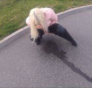 MariellaSun - Öffentlich auf die Strasse gepisst!