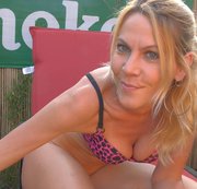 Miley-Weasel - Geiler Orgasmus auf der Gartenliege