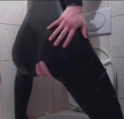 Miss-Atrax - Pissen im Stehen