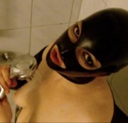 Miss-Atrax - Bizarres Duschen