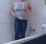 Miss-Busty-MilF - Wie versprochen - Duschen mit Jeans