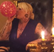 MissKinkyPink - Luftballon blasen