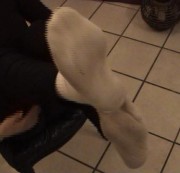 MistressKim - Nach langer Shoppingtour ziehe ich mir die Stiefel aus.