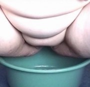 Mollige-Muschi - in die Schüssel gepinkelt