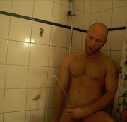 MrDerbe22 - unter der Dusche wird gepisst