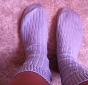 Mystery-Beast - Füsse in weißen socken